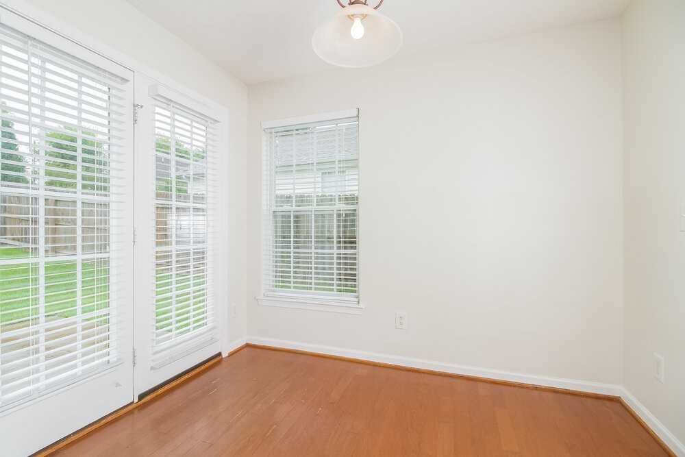 1015 Mallory Ln - Photo 7 of 15