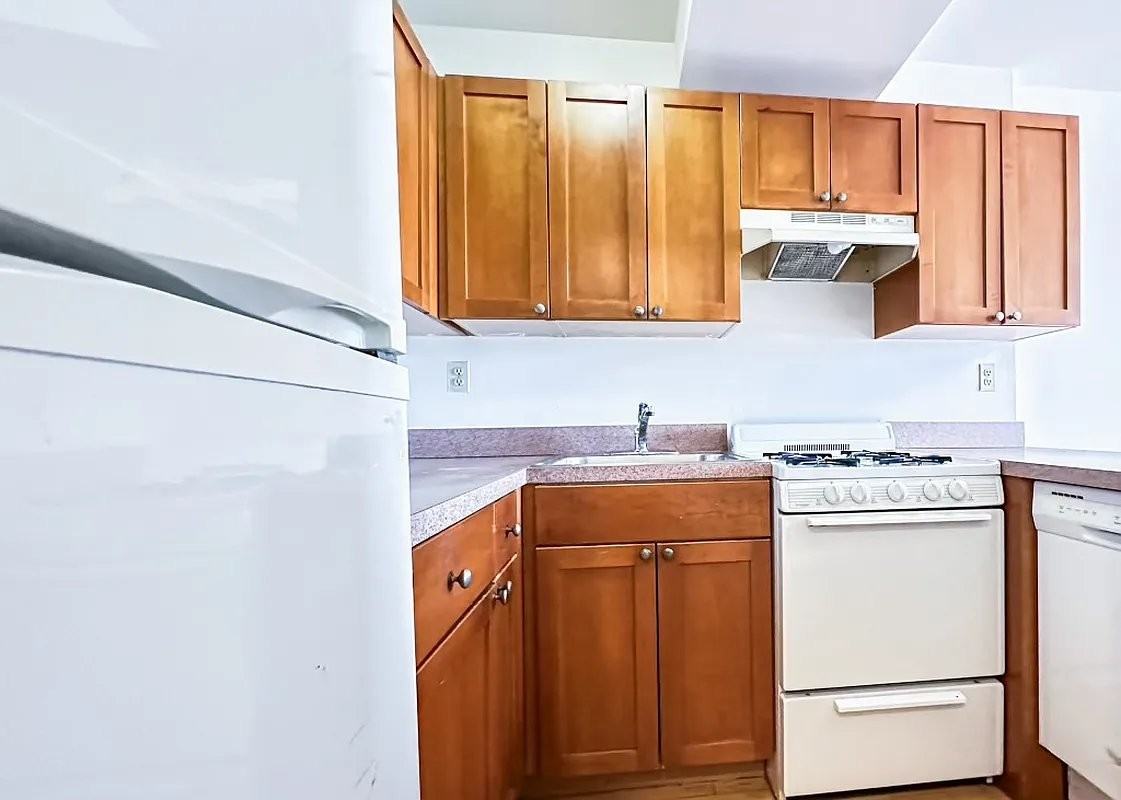 E 102nd St #7 - Photo 4 of 5