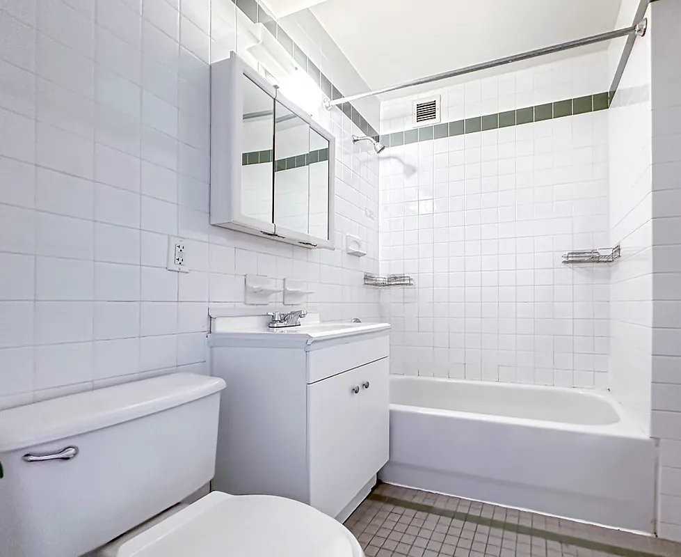 E 102nd St #7 - Photo 5 of 5