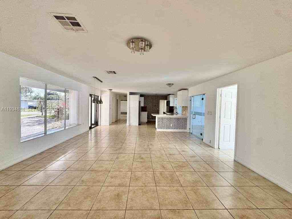 19410 Ne 19th Ave - Photo 7 of 21