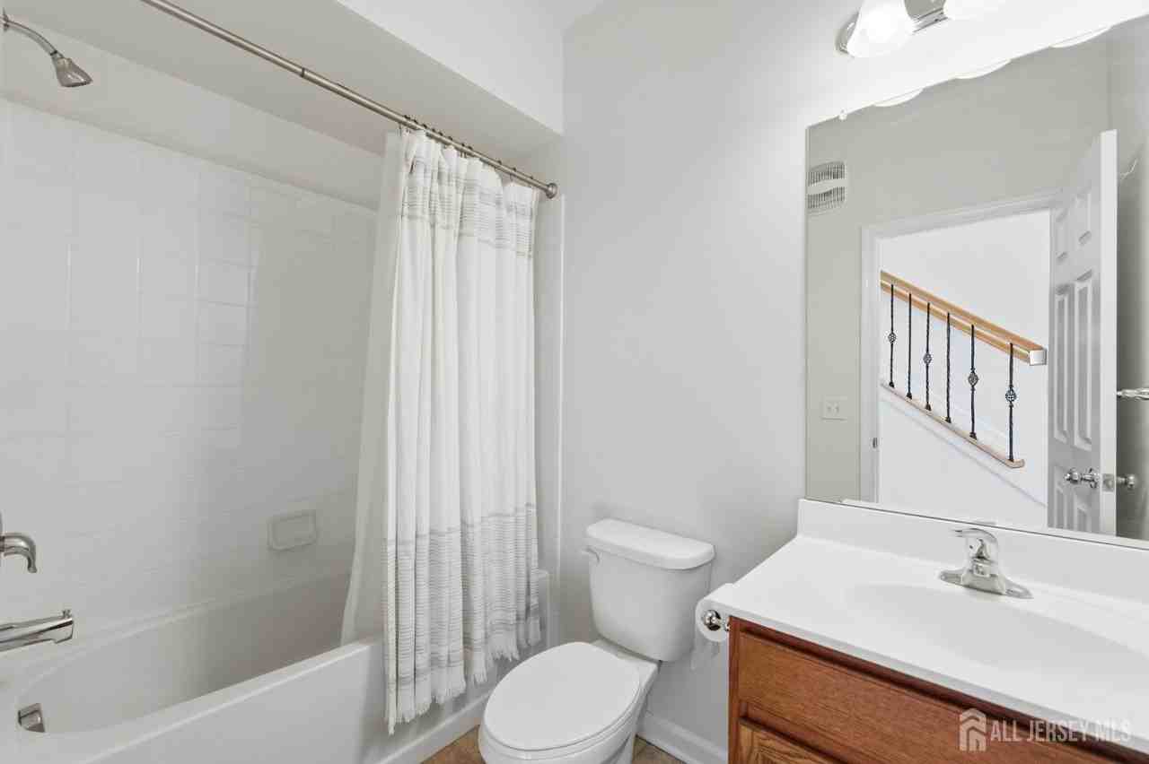 38 Bond St - Photo 2 of 28