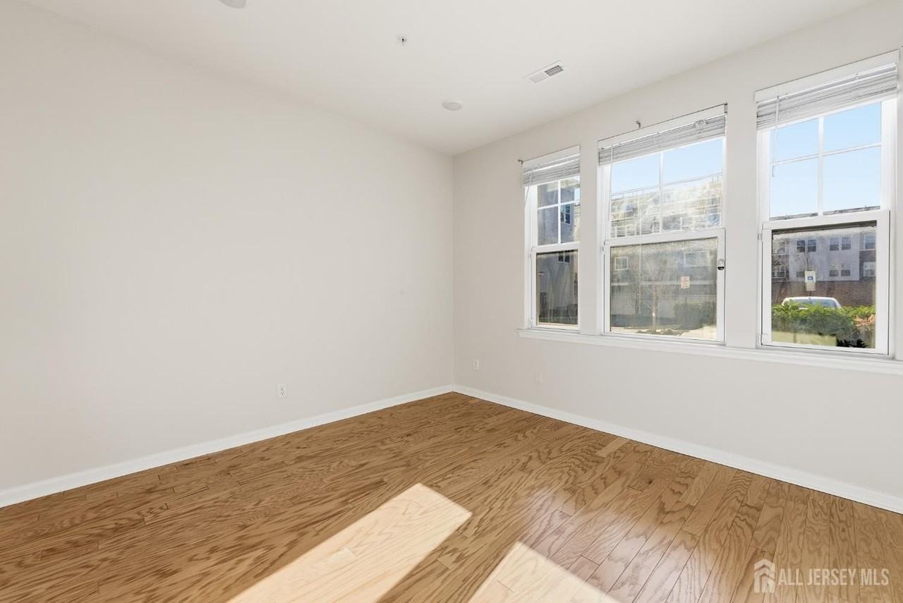 38 Bond St - Photo 3 of 28