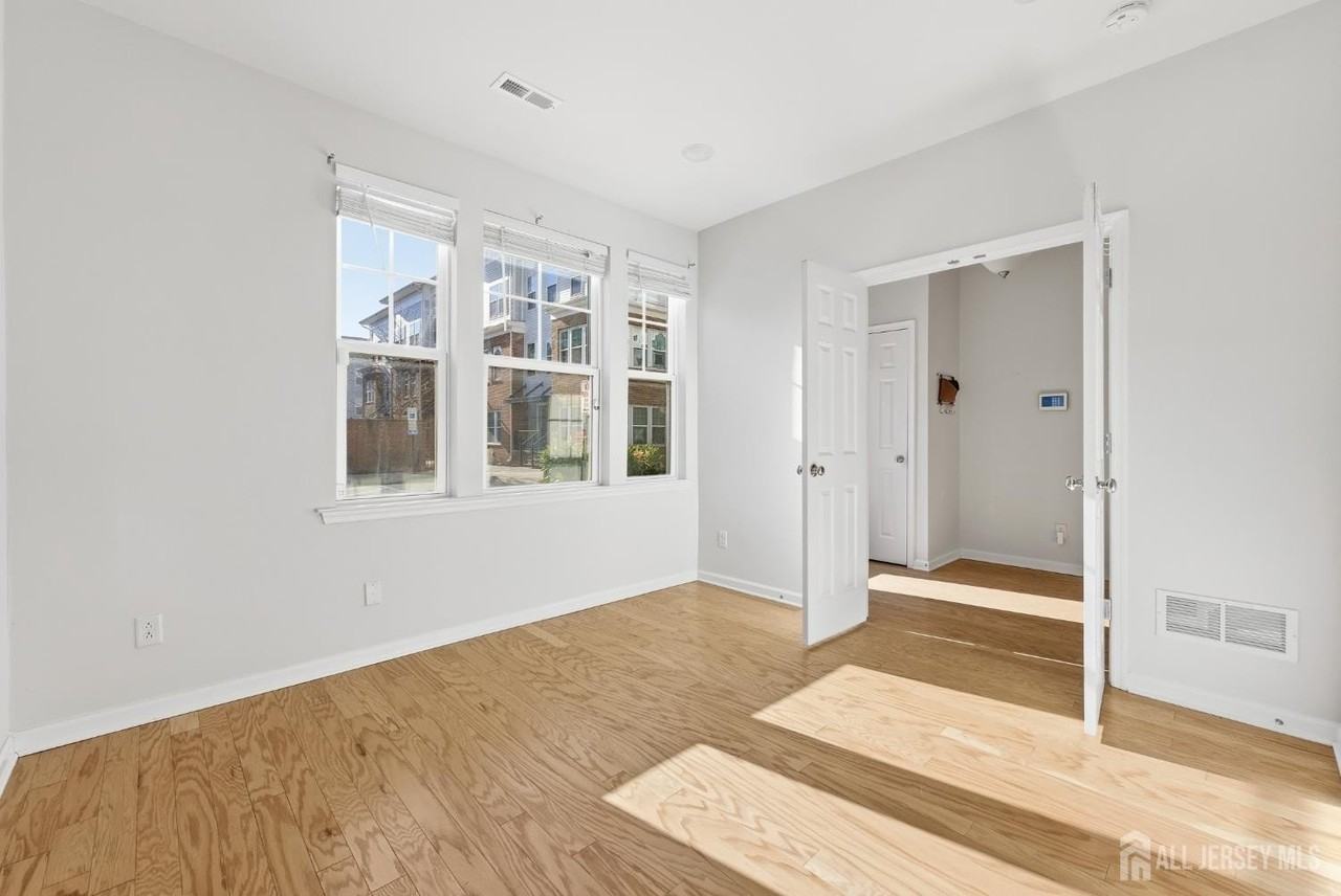 38 Bond St - Photo 4 of 28