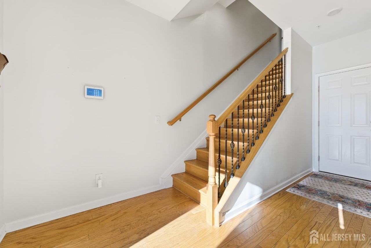 38 Bond St - Photo 5 of 28