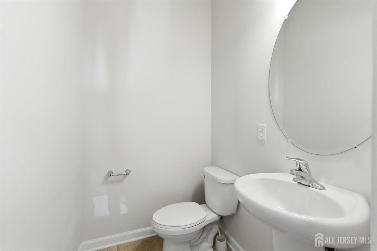 38 Bond St - Photo 6 of 28