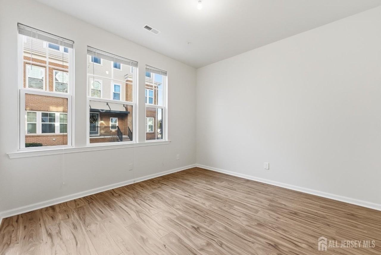 6 Bond St - Photo 3 of 33