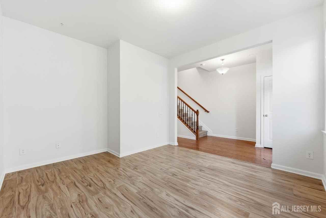 6 Bond St - Photo 4 of 33