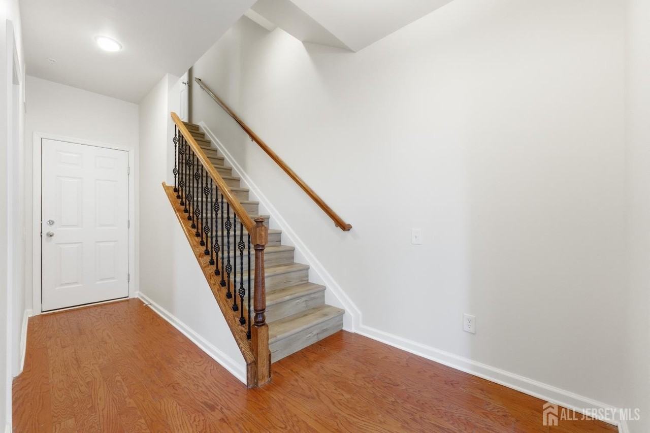 6 Bond St - Photo 5 of 33