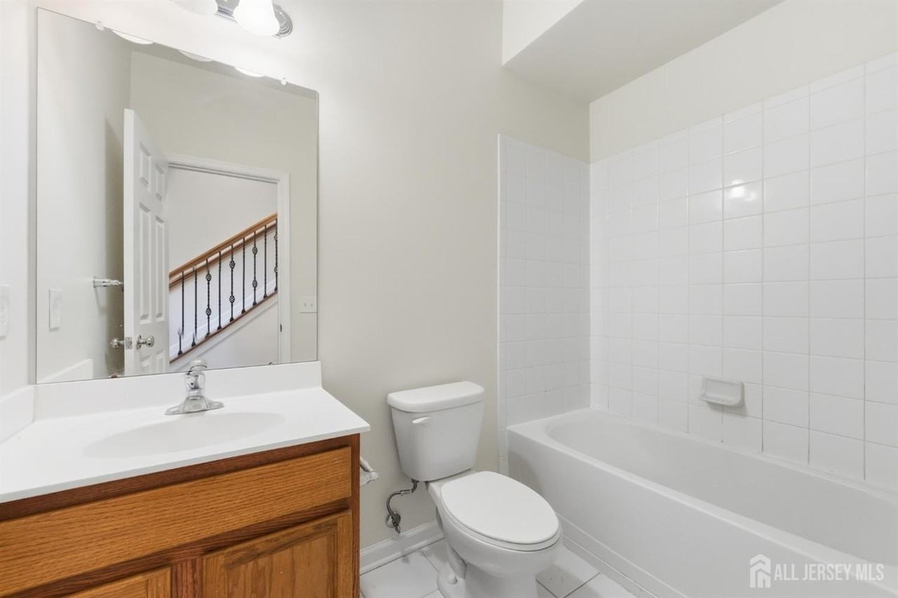 6 Bond St - Photo 6 of 33