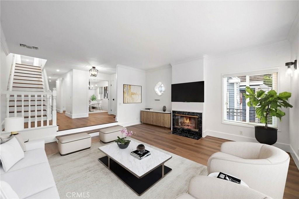 377 Roycroft Ave - Photo 3 of 35