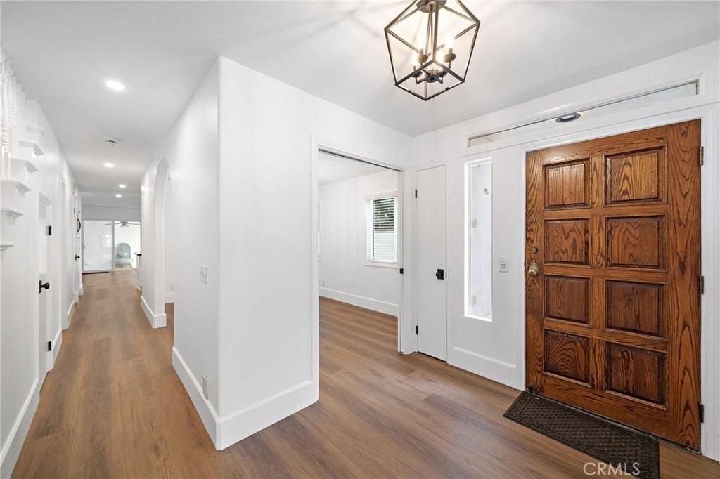 377 Roycroft Ave - Photo 4 of 35