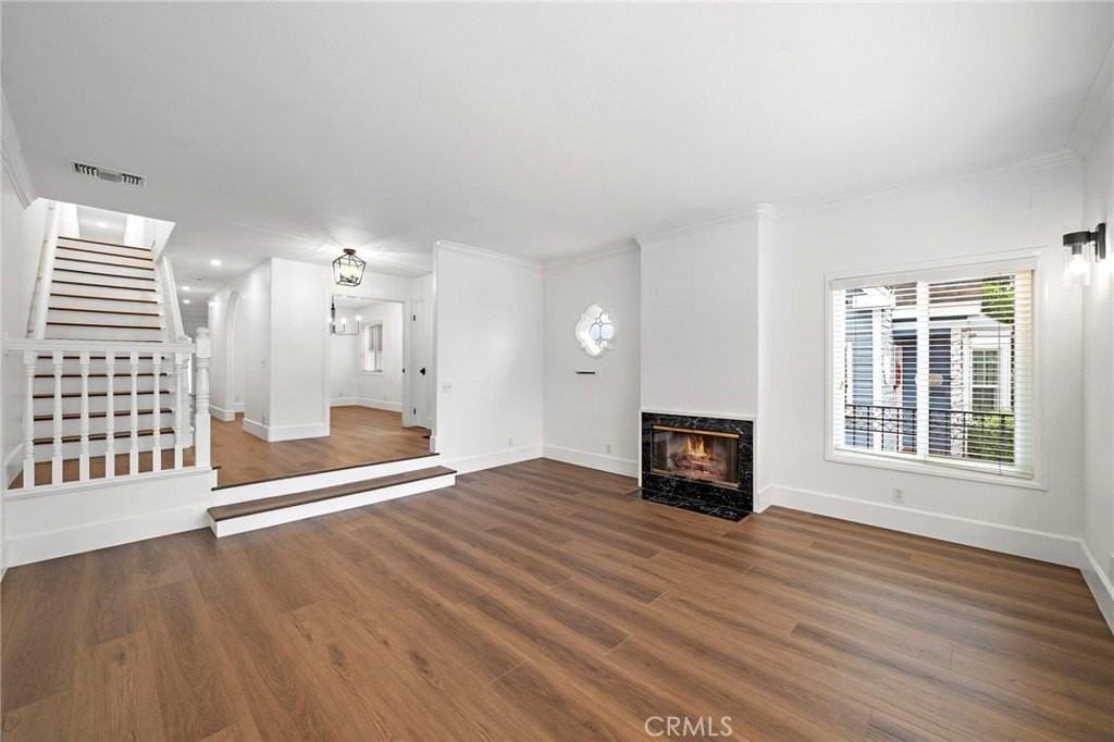 377 Roycroft Ave - Photo 5 of 35