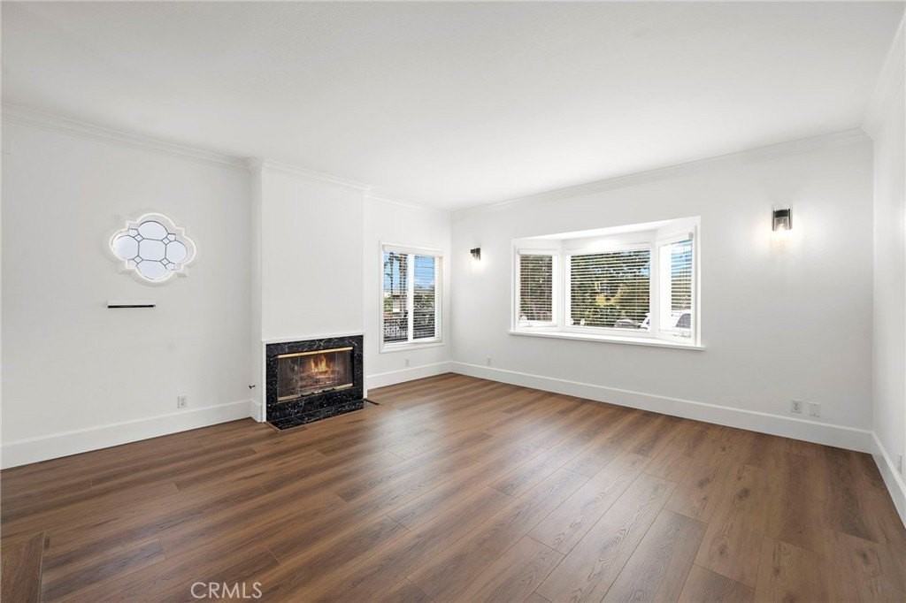 377 Roycroft Ave - Photo 6 of 35