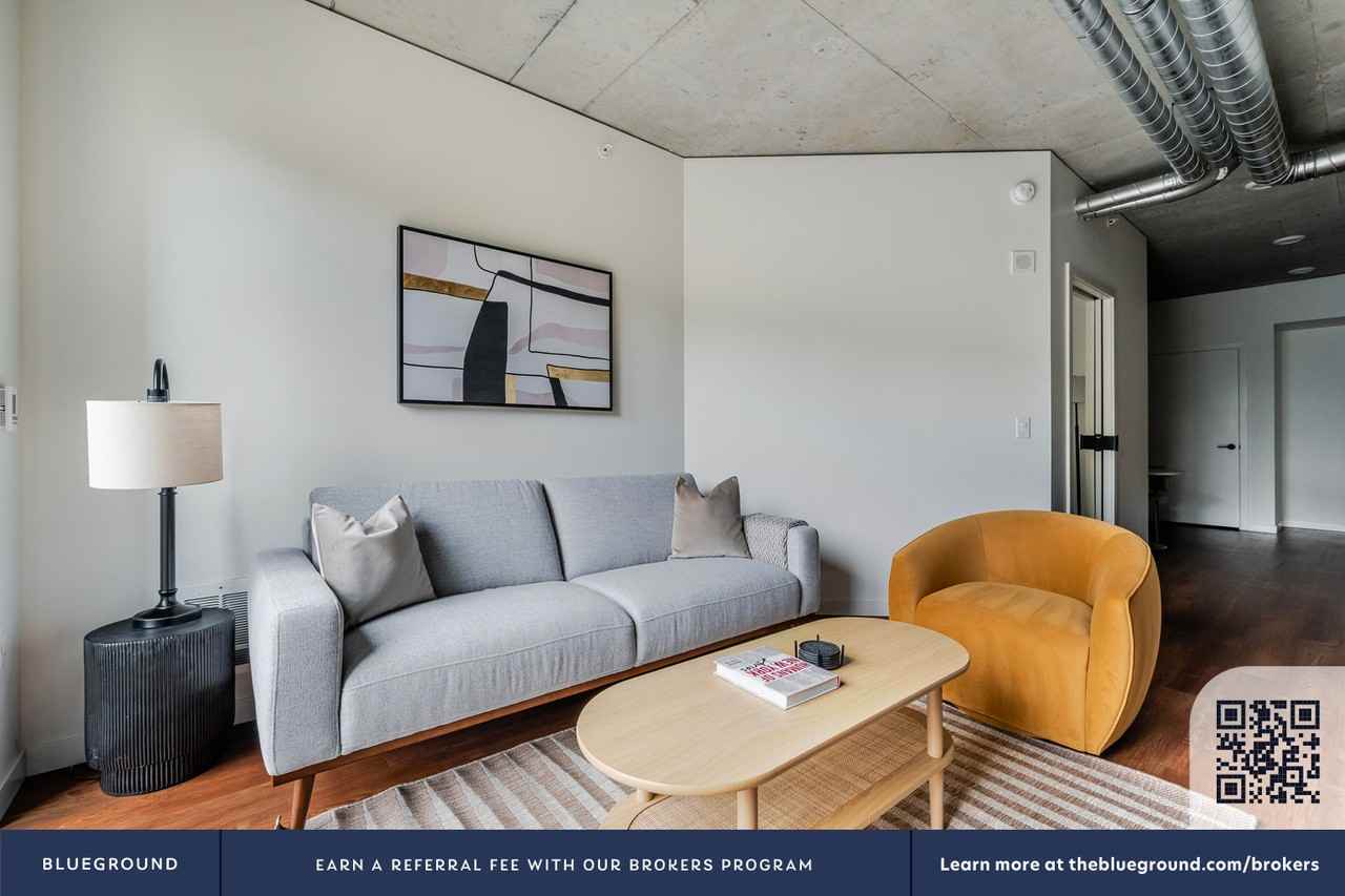 624 Yale Avenue North - Photo 5 of 43