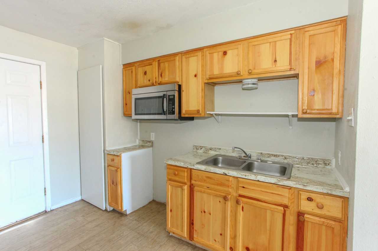 1406 Goliad Street #A - Photo 6 of 11