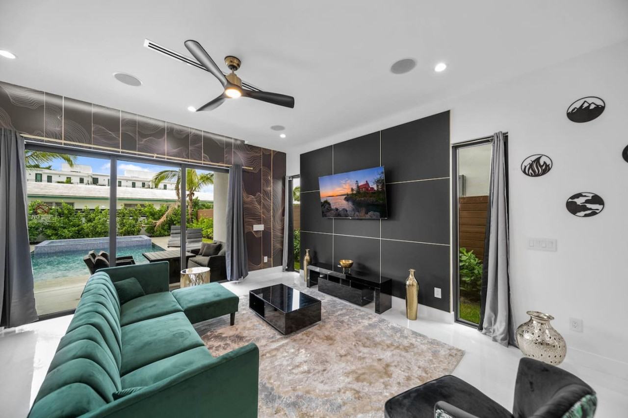 547 Ne 16th Ave #1369653P - Photo 3 of 50