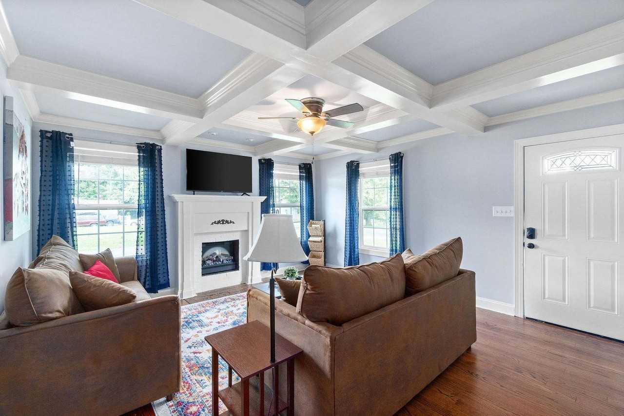 206 E Street - Photo 4 of 115