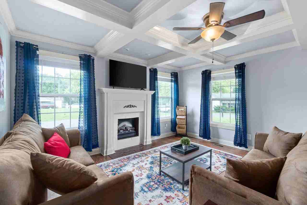 206 E Street - Photo 5 of 115