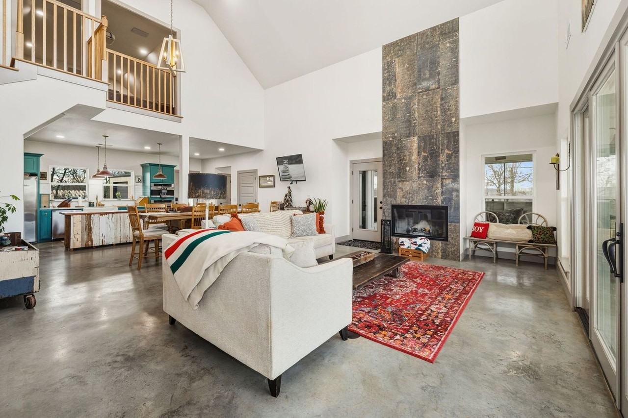 149 Nw Campbell Rd #1371145P - Photo 3 of 36