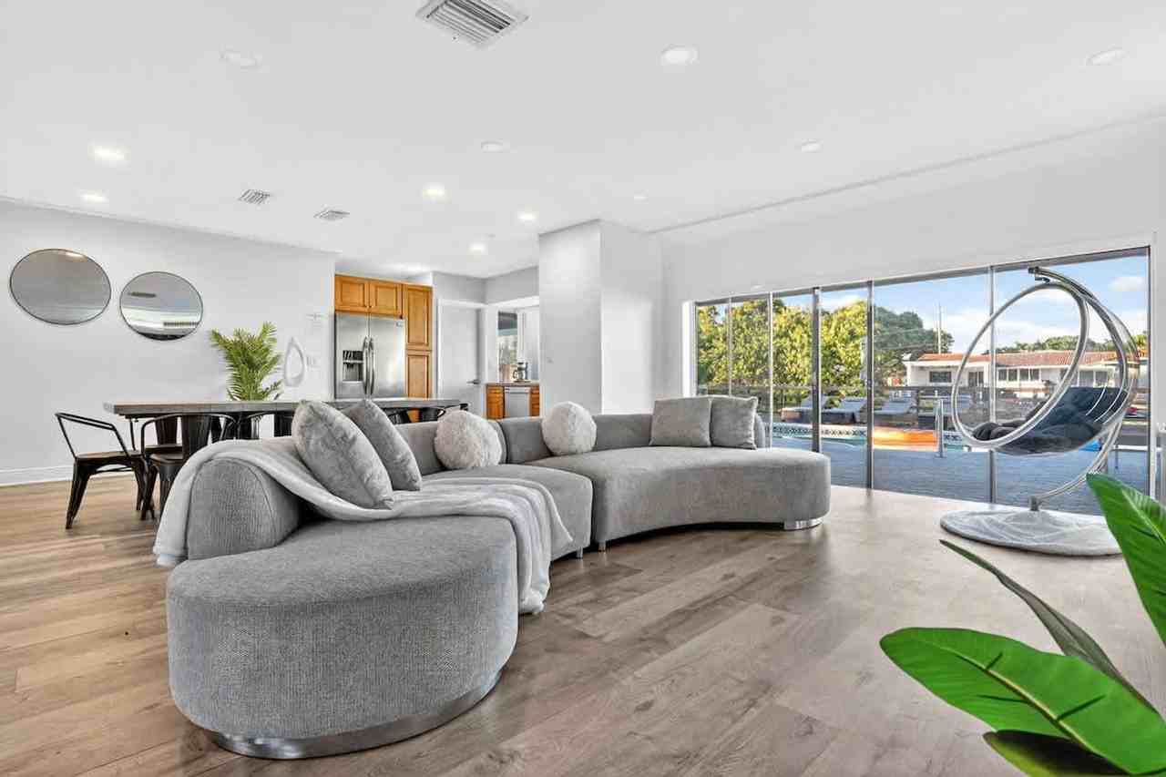 2365 Ne 195th St #1372319P - Photo 2 of 50