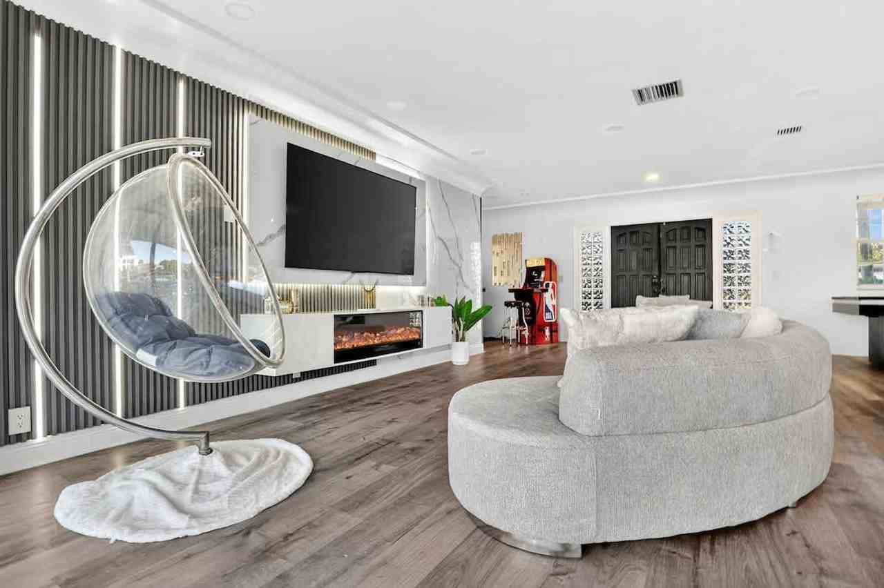 2365 Ne 195th St #1372319P - Photo 3 of 50