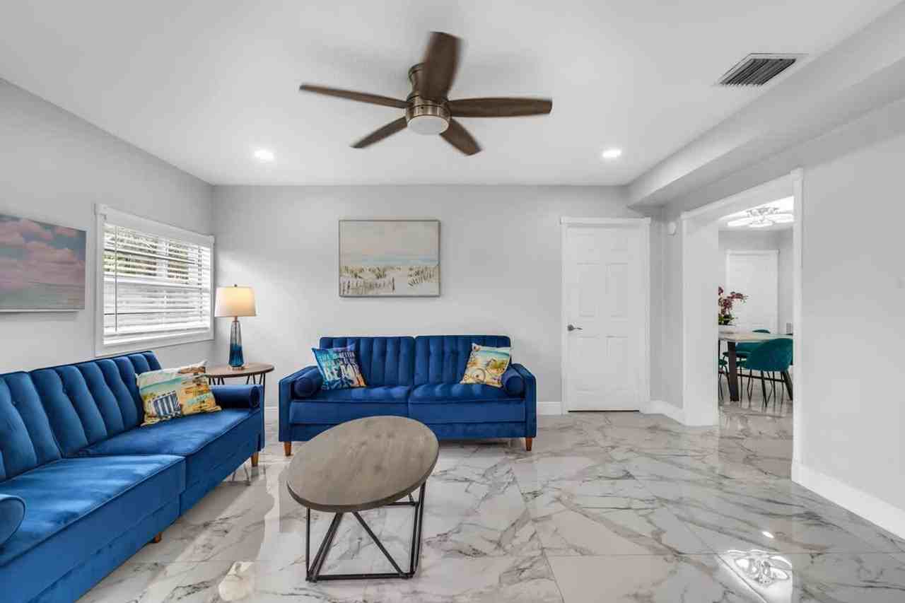 340 Se 3rd Ct #1372344P - Photo 4 of 39