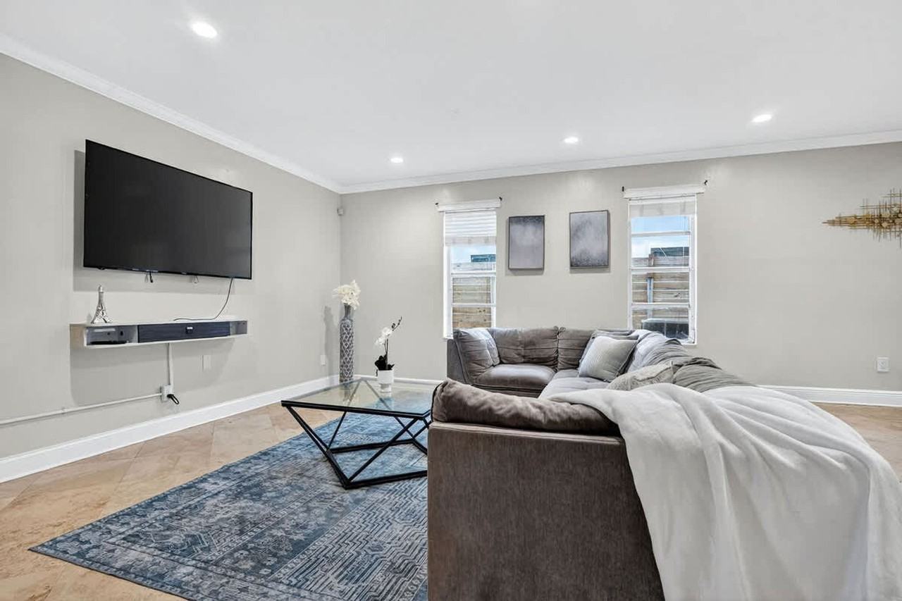 2423 Ne 202nd St #1372367P - Photo 3 of 50