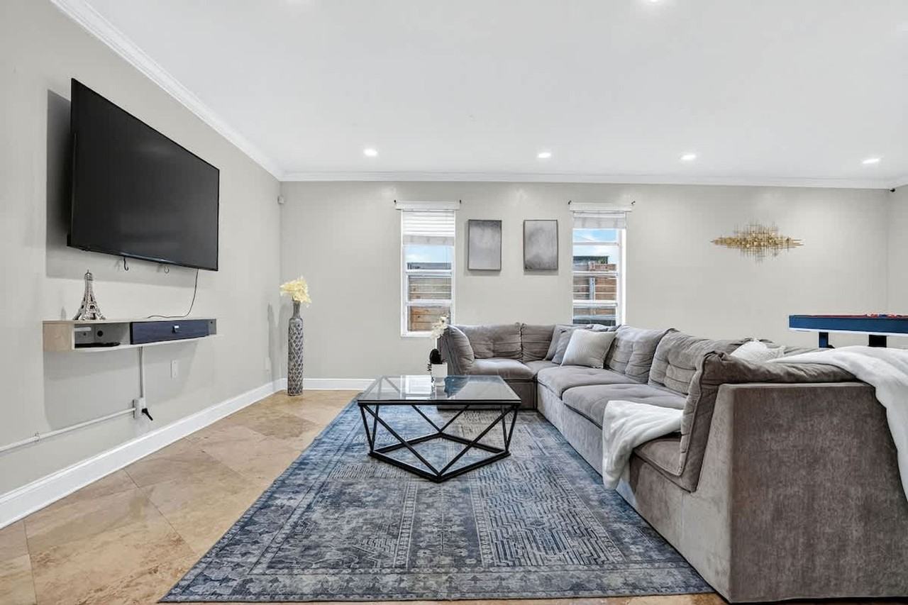 2423 Ne 202nd St #1372367P - Photo 4 of 50