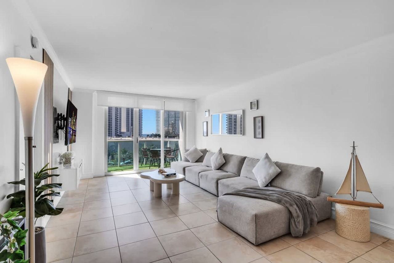 19370 Collins Ave #1372352P - Photo 2 of 38