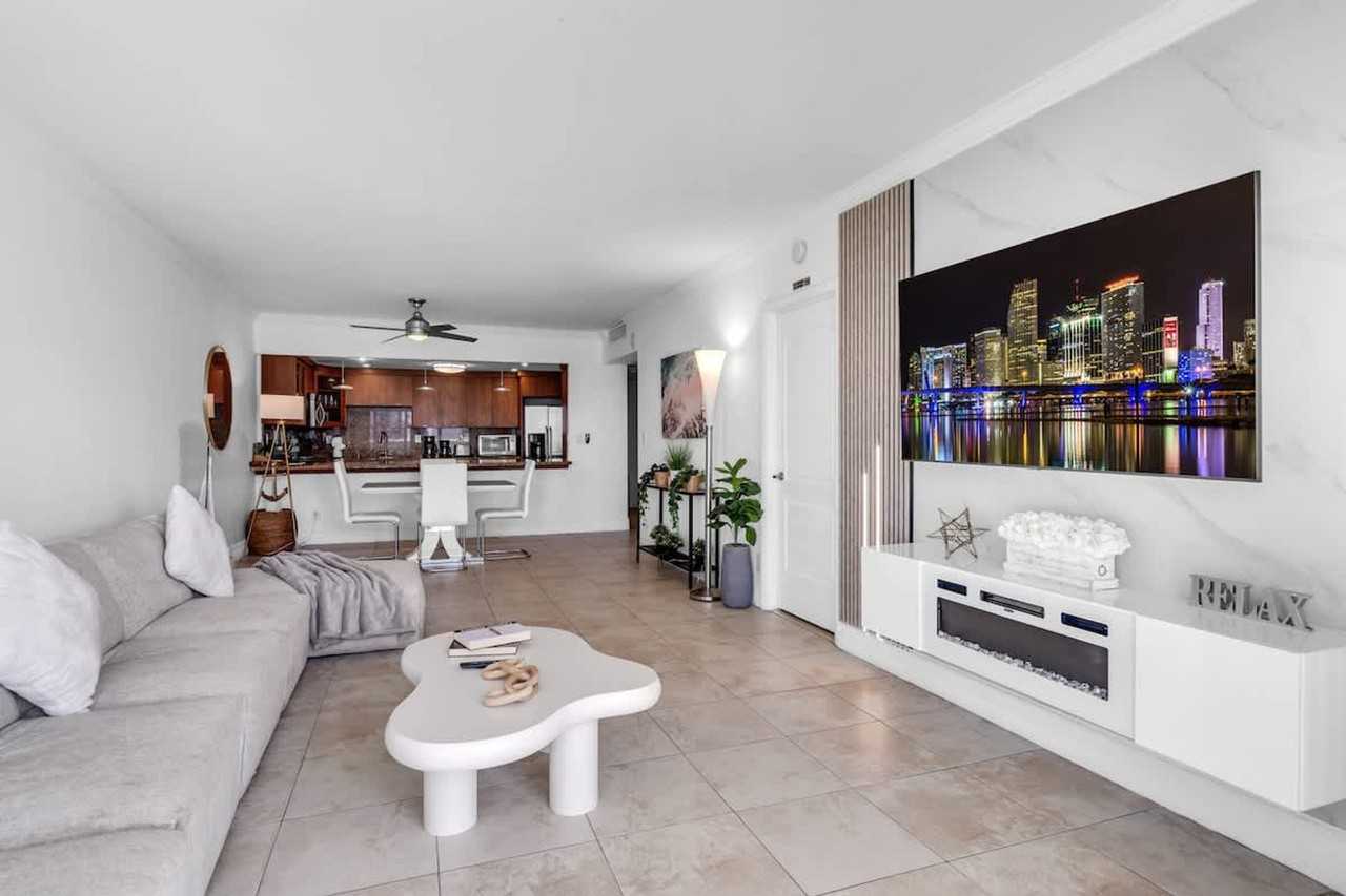 19370 Collins Ave #1372352P - Photo 3 of 38