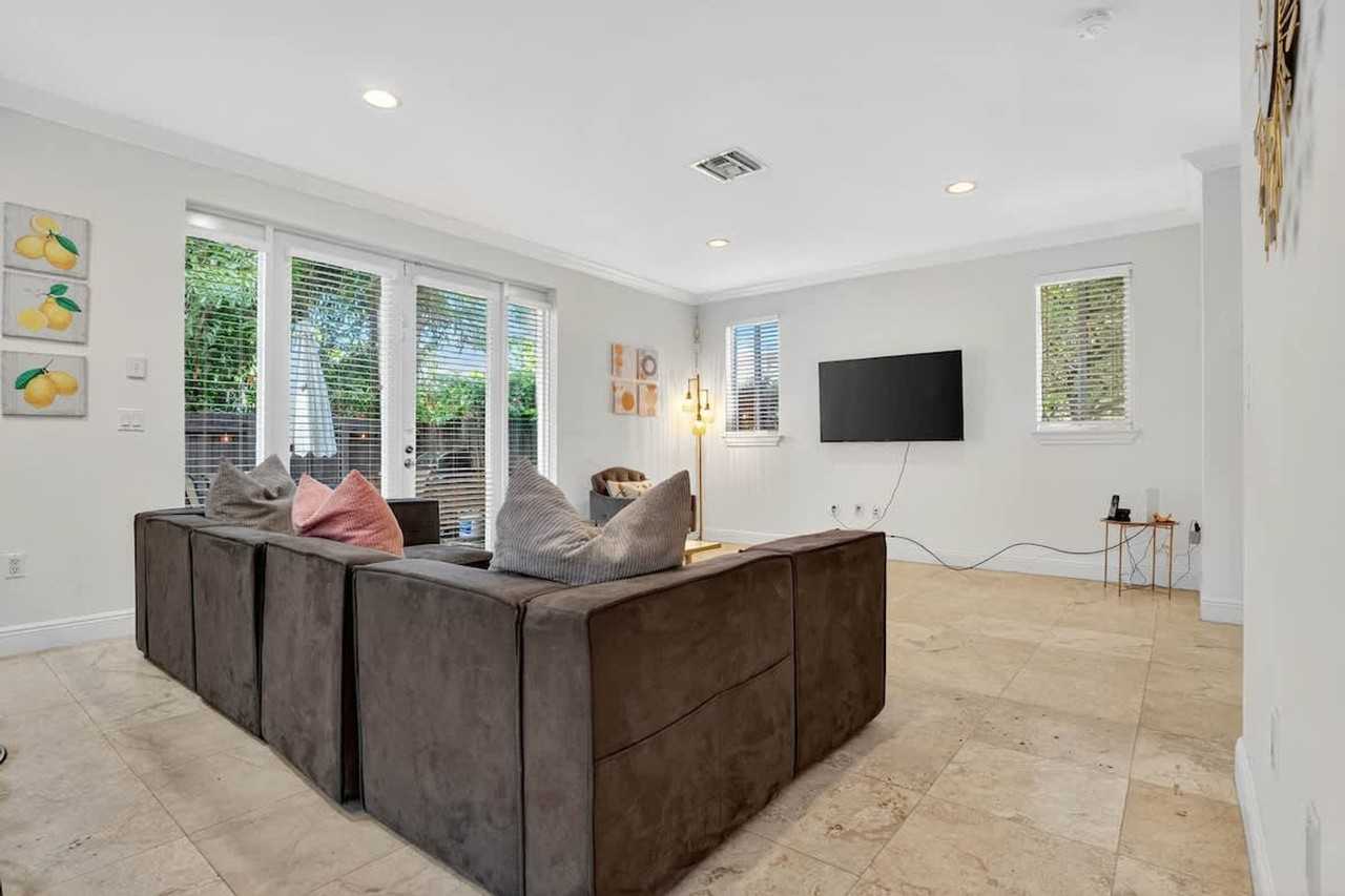 1705 Ne 11th St #1372360P - Photo 3 of 50