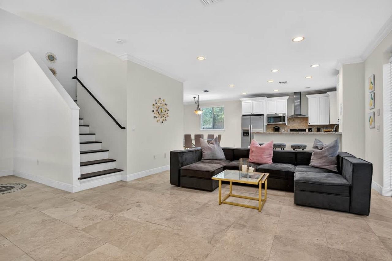 1705 Ne 11th St #1372360P - Photo 4 of 50