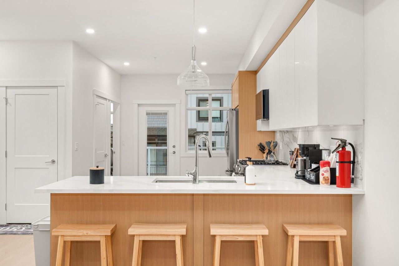 6983 204 Street #1373719P - Photo 3 of 30