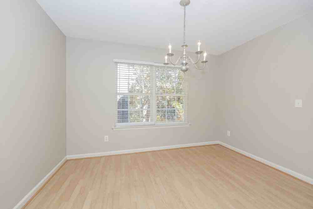 1052 Blue Mountain Ln - Photo 6 of 17