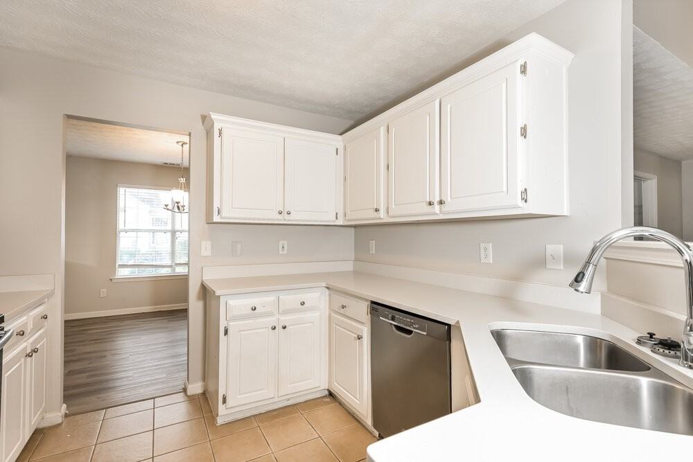 812 Lorraine Ln - Photo 7 of 17