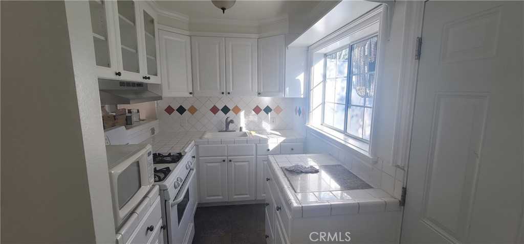 19538 Leadwell St #19538 - Photo 5 of 7