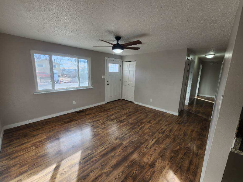 2050 Del Mar Dr - Photo 3 of 10