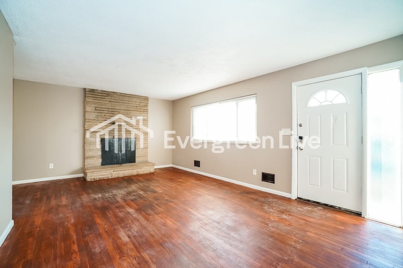 3378 Roswell Dr - Photo 4 of 15