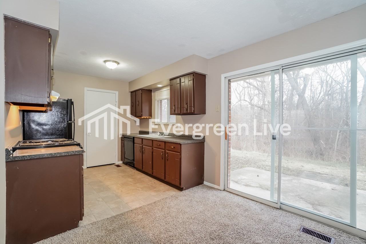 672 Liberty Ln - Photo 6 of 15