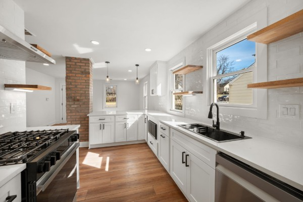 910 Apex St - Photo 2 of 19