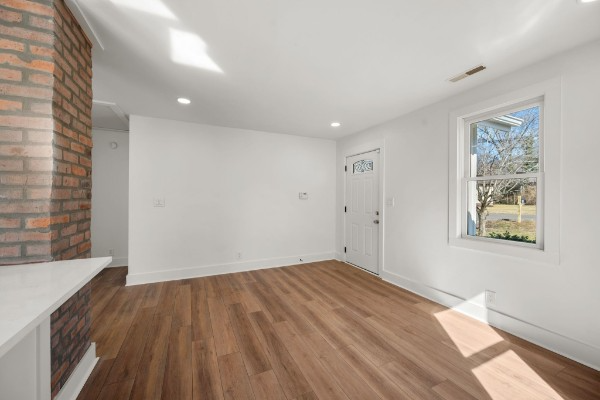 910 Apex St - Photo 4 of 19