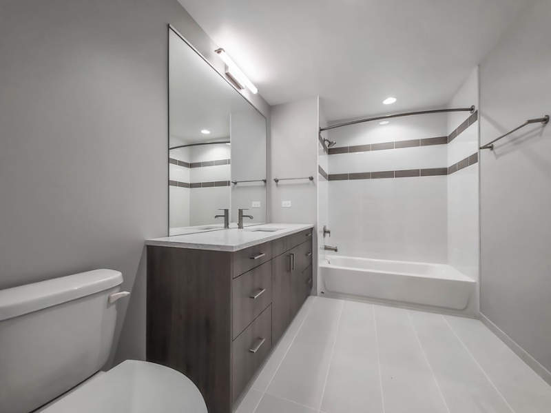 1207 N Clark St - Photo 4 of 9