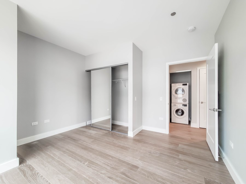 1207 N Clark St - Photo 6 of 9