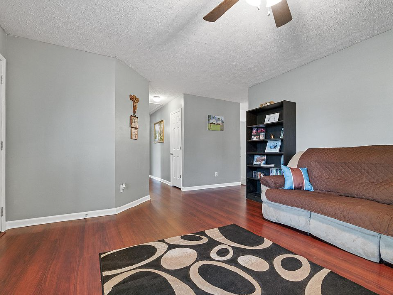 793 Summer Hill Ln - Photo 4 of 9