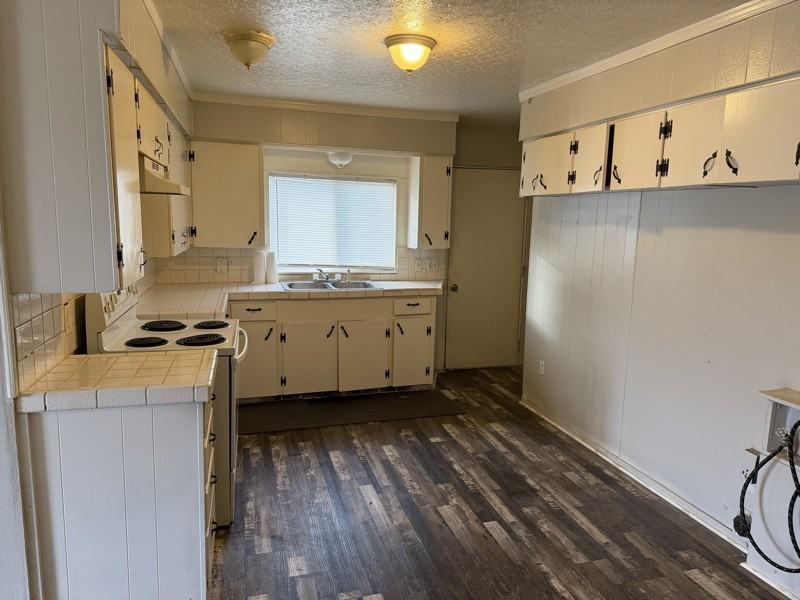 606 Center St W - Photo 5 of 7