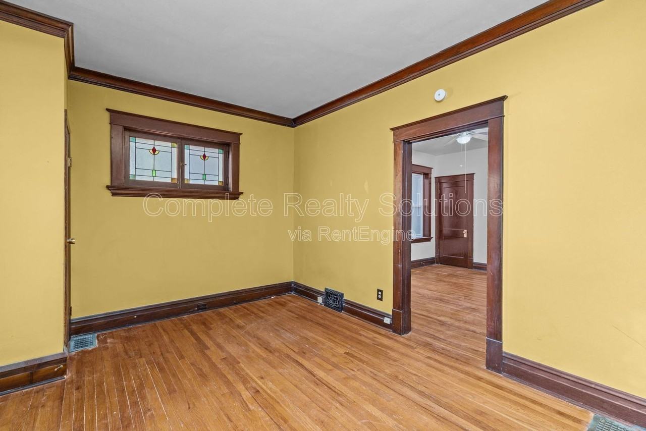 5223 Bancroft Ave - Photo 5 of 32