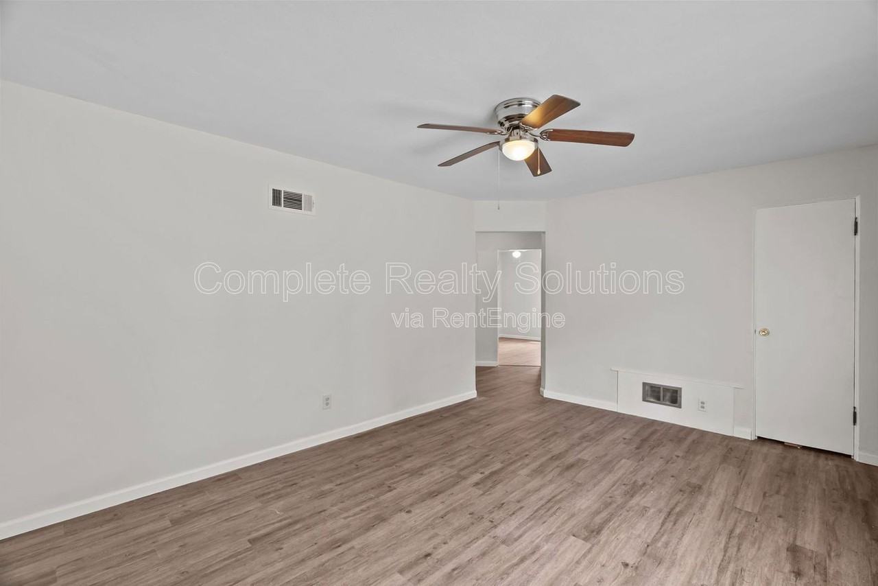 9724 Dennis Dr - Photo 4 of 28