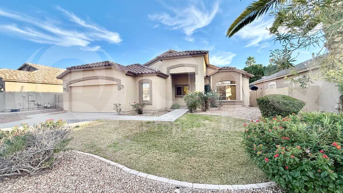 271 W Brooks St - Photo 2 of 21