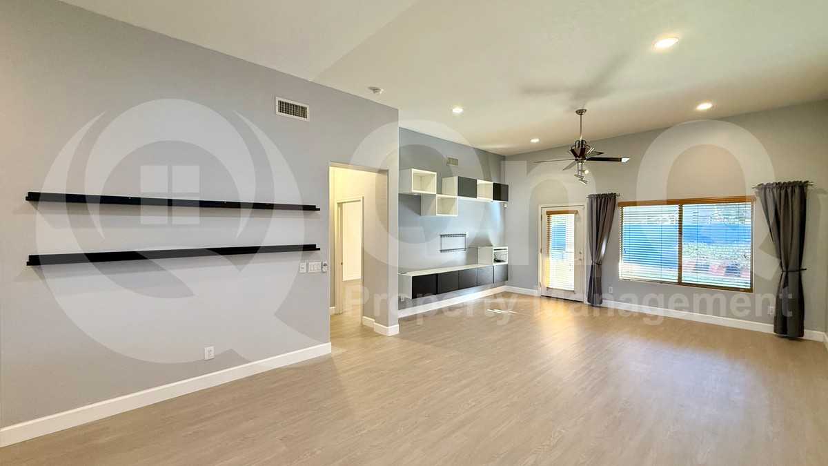 271 W Brooks St - Photo 3 of 21