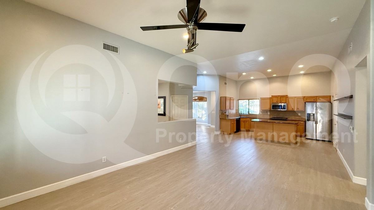 271 W Brooks St - Photo 5 of 21